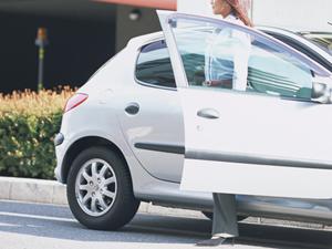 車のラッピング費用を徹底解説！コストパフォーマンスと施工業者選びのポイント